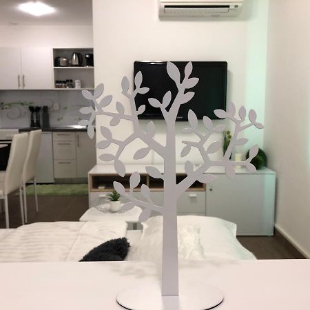 Modern Center Studio Under The Castle II Free Parking Apartment Ljubljana Luaran gambar